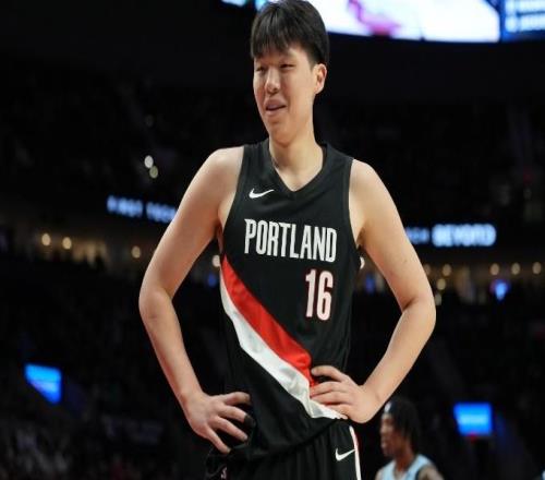 杨瀚森NBA生涯季后赛首胜：全场遭弃用躺赢回主场后能否登场