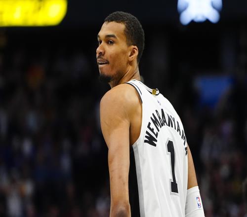 悲剧文班亚马被霍乐迪犯规脸部着地脑震荡退赛,预计至少缺阵一周