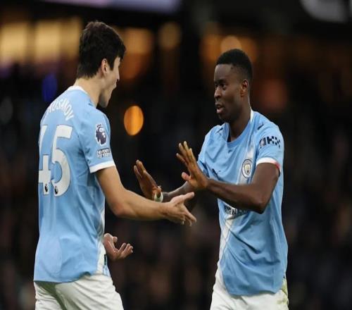 曼城后防崩盘时，两个年轻人怎么接住的