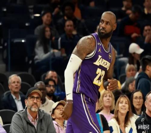 湖人再灭火箭全凭两点，詹姆斯带队完胜杜兰特，板凳席菜鸡互啄