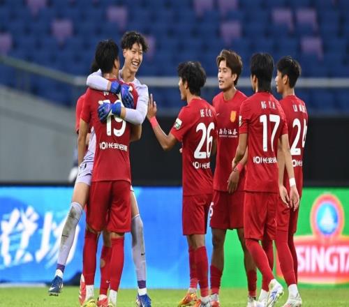 升班马4年首胜卫冕冠军！铜梁龙7战不败+四连胜，海港神纪录告破