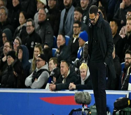 苦了你们了，上半场结束时切尔西远征球迷发出漫天嘘声