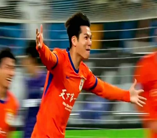 新周海滨！山东21岁新星爆射打入中超处子球，天津飞踹腿逃脱红牌