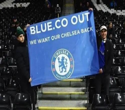 BlueCoOut，坚持到终场的几名切尔西球迷在看台拉出抗议标语