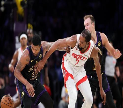 火力延续，斯马特和肯纳德均13投8中，分别得到25分和23分