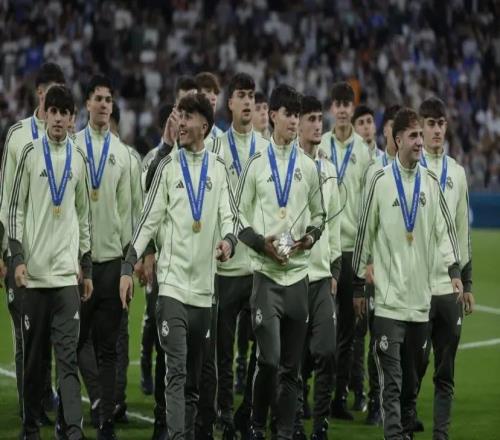 皇马U19在伯纳乌展示欧青联奖杯，姆巴佩、贝林等一线队球星列队欢迎