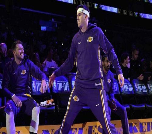 喜忧参半，湖人队东契奇和里夫斯伤情复出情况不一，残阵打火箭队