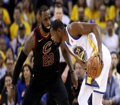 杜兰特与詹姆斯时隔6年再度在季后赛交手，上次为2018年总决赛