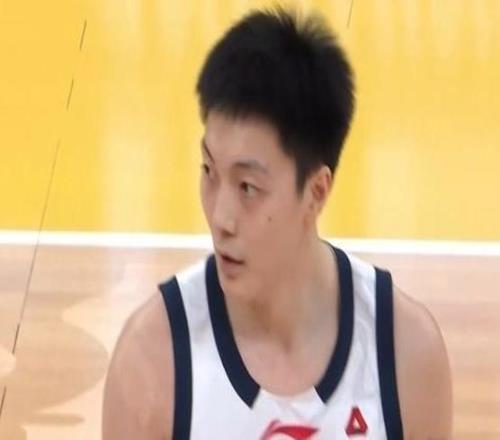 三连冠后最低迷一季！胡明轩近6战5场得分5分内三分命中率仅31.9%