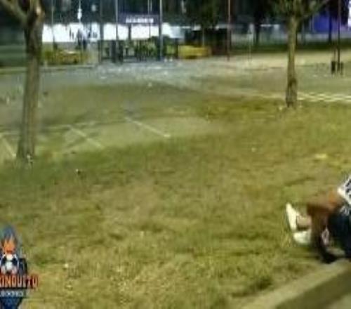 令人动容，一名没票的皇社球迷坐在球场外听国王杯决赛陪伴主队