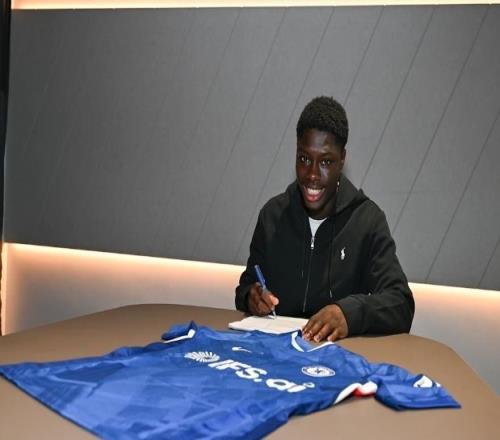 官方：切尔西与17岁小将卡尔文迪亚基特签署职业合同
