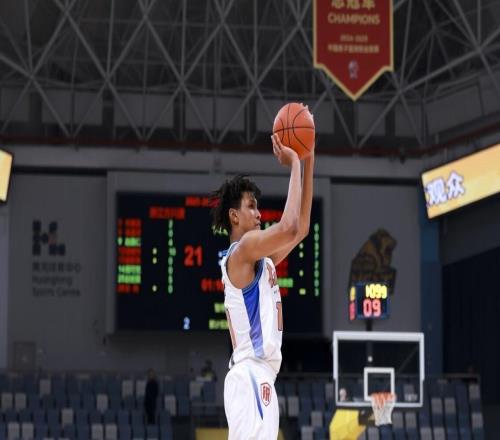 短暂兑现天赋！新疆混血后卫轰15分封锁郭昊文创赛季最佳一战