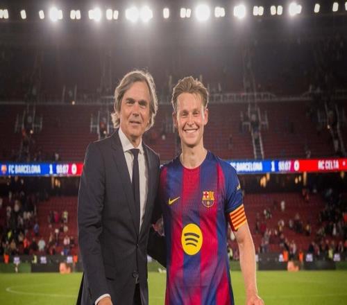 巴萨队史出场最多的荷兰球员，德容获赠纪念球衣并与科库合影