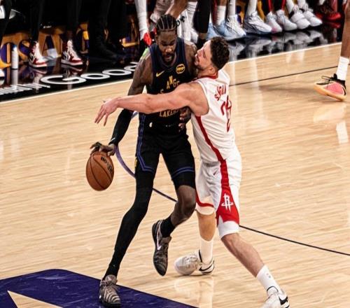 G1中打出全面的表现，结果到了G2湖人先发中锋的状态立刻下滑了