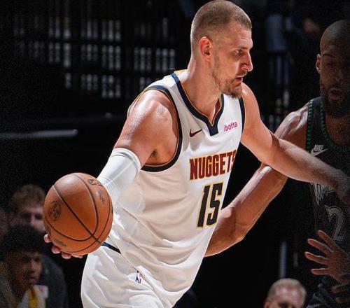 崩盘！掘金半场落后森林狼22分约基奇14中4遭球迷举标语嘲讽