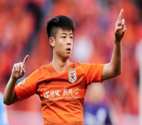 他是鲁能主力前锋！如今28岁却只能踢中冠，至今没为新东家进球