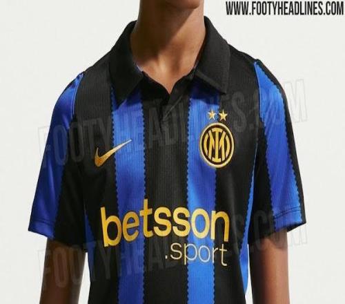 国米新赛季主场球衣曝光：蓝黑条纹采用锯齿设计，队徽为金色