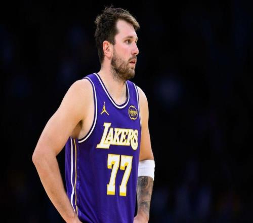 好消息，湖人队卢卡东契奇现身训练场，备战与火箭队第3场比赛