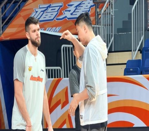 太意外了！萨姆纳被取消注册赛季报销，杜锋踩场亲自指导拉科融入