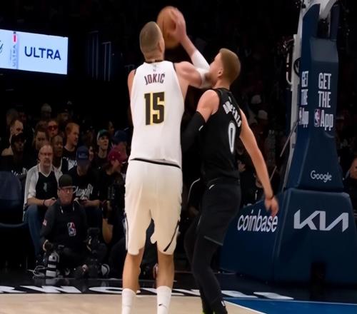 NBA又现双标！约基奇布克同一动作对比证一切布克狂喷裁判有理