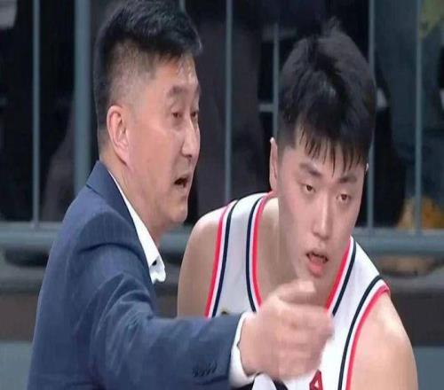 如此主力前锋21分钟仅4分1板+罚球7中2，球迷：你是职业球员