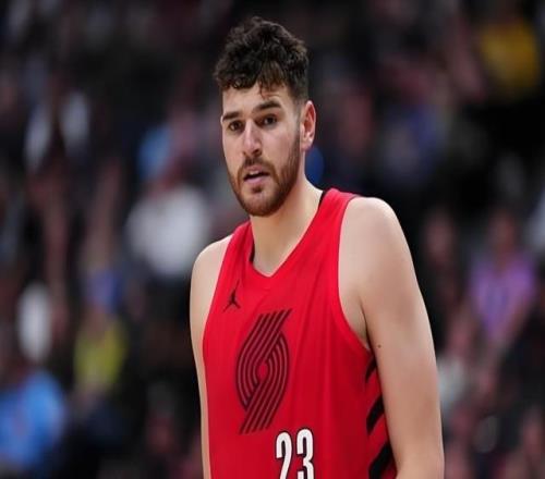 最强前板王！季后赛最差被文班暴打，被替补压制，他怎么了