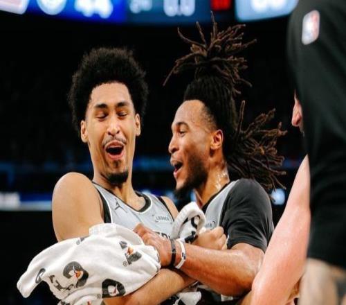 双子星闪耀！哈珀卡斯尔同场砍25+：比肩杜兰特韦少