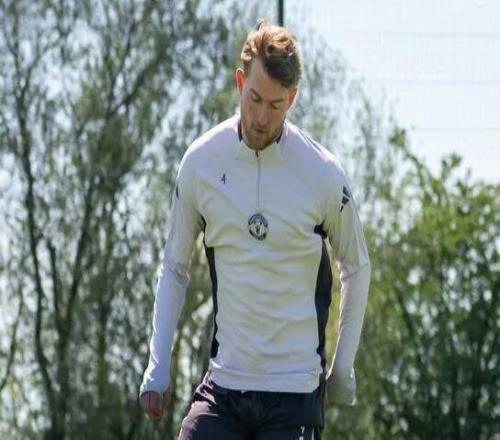 曼联官方：德里赫特进行个人恢复训练