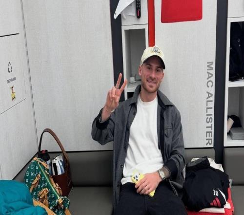 念念不忘，利物浦更衣室垃圾箱上贴着一张迪亚斯的贴纸