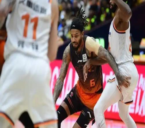 失误惹祸！山东8894负上海，约翰逊空砍36分，第八名结束常规赛