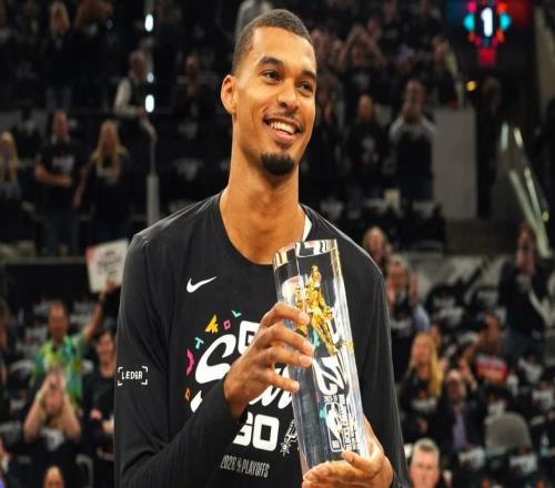 文班亚马荣膺年度最佳防守球员奖，凸显马刺对他的回归有多么迫切