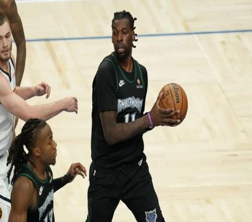 手感依然不佳！森林狼替补内线大将到了季后赛突然间不会得分了