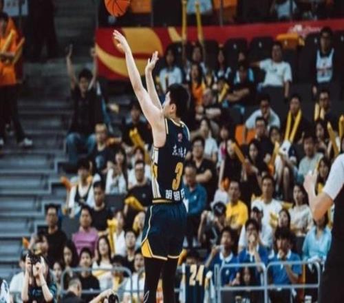 状态全无，胡明轩5中0只拿到1板2助，正负值15全队最低