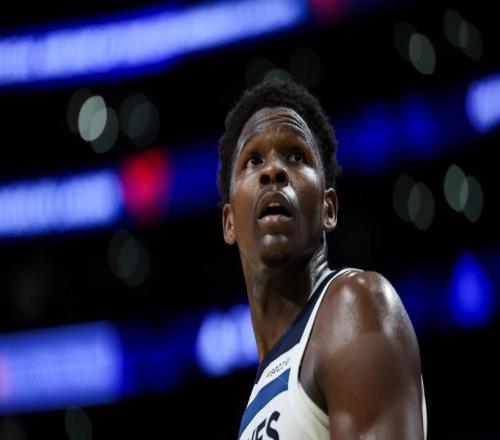 官方：爱德华兹左膝过度伸展和骨挫伤，列入每周观察名单