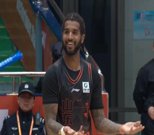 山东男篮季后赛首战溃败，邱彪坚持12人轮换，克里斯坑苦全队