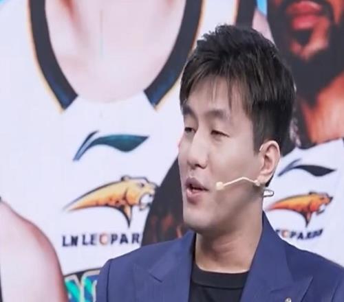 广东丢G1谁注意赛后杜锋愤怒离场被郭艾伦调侃，朱芳雨徐昕握手