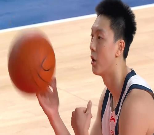 宏远官方晒训练动态！杜锋表情严肃，麦考尔归队，胡明轩三分很准