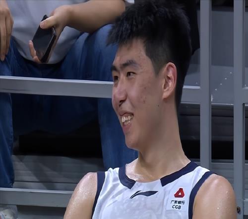 徐昕隔扣旧主，胡明轩0分，球迷提前退场！广东男篮到底怎么了