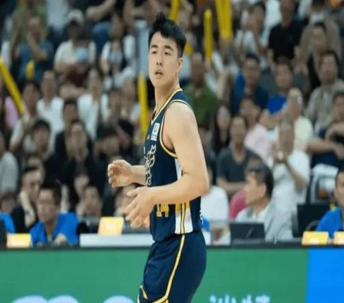 杜锋用人成麻烦！麦考尔搭配徐杰作死，持续信任2迷将，调整太乱