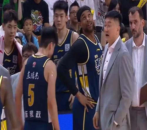 广东男篮6379不敌广州，球员评分出炉：杜锋2.6胡明轩2.5