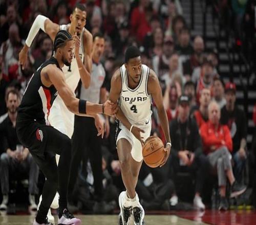 打出了攻守兼备的现象级表现！马刺先发控卫欠缺的只是稳定性