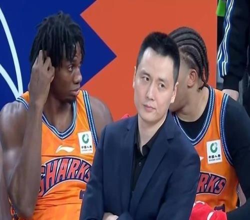 萨姆纳现身宏远球馆！广东备战季后赛首秀新外援领衔4内线抢镜