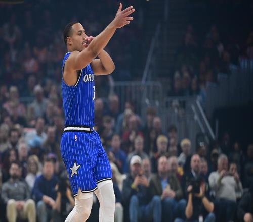 7换1赚翻，肉装库里5三分射落东部第一！距第7次黑八奇迹仅差一步