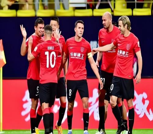 他能在津门虎和上港踢主力，本赛季却在蓉城枯坐板凳，一分钟没踢