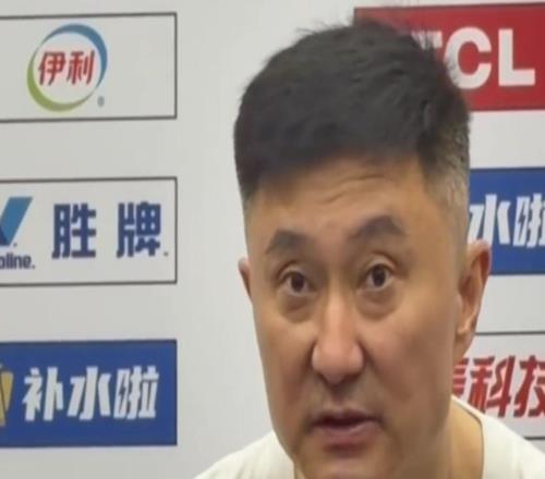 广东男篮今日早报！杜锋指导不满球队表现直接返回更衣室，徐杰倾尽所有，赛后朱总找徐昕谈话意味深长
