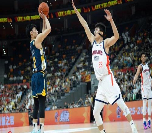 进攻乏力，华南虎季后赛首战告负