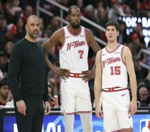 攻防兼备方能立足，火箭外线双核激活球队取胜密码