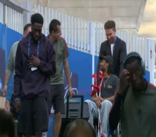 埃贝尔：格纳布里随队是个美丽象征，他是被千斤顶抬上飞机的