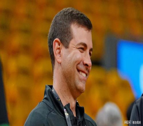 细节拉满的NBA顶级运营！绿军常年争冠，背后全是他的功劳