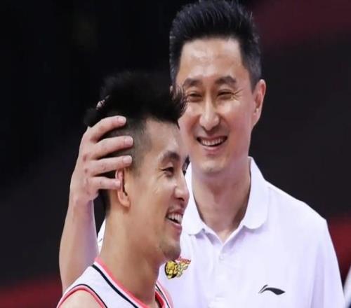 广东惨败之后郭艾伦为何当众调侃杜锋或许和这两件事有关